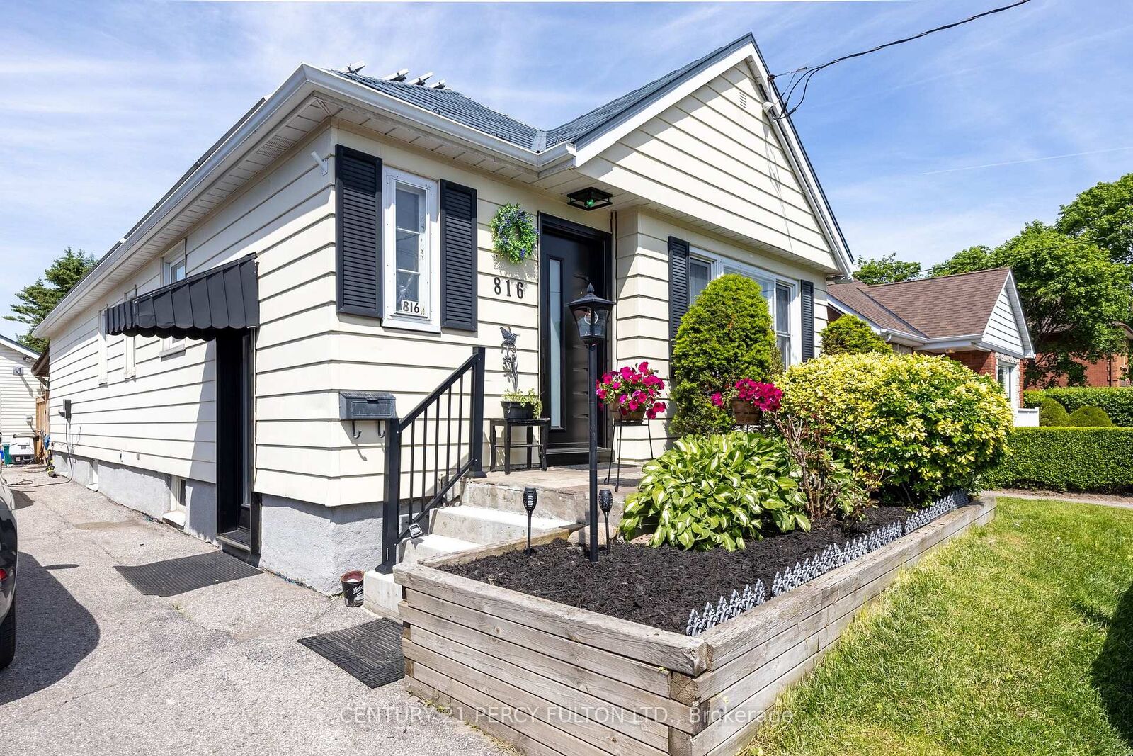 Property Photo: 816 Simcoe Street N ON L1G 4V8