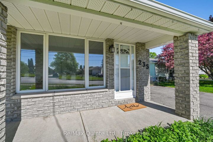 Property Photo:  235 Byron Street  ON K8V 2Z2 