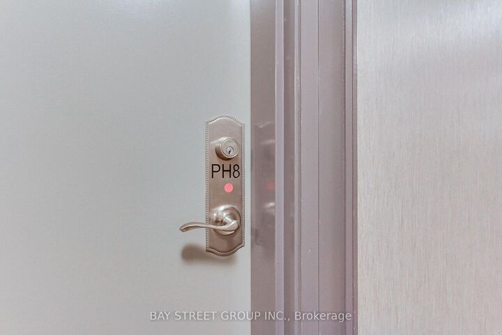 Photo de la propriété:  28 Prince Regent Street Ph8  ON L6C 0V5 