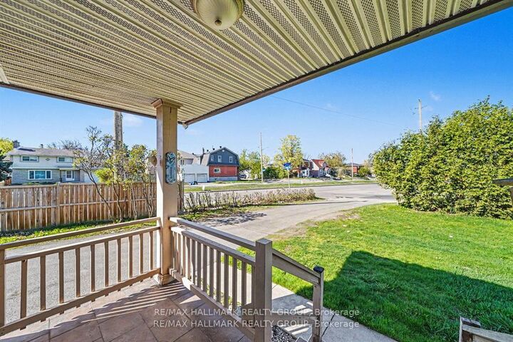 Property Photo: 1299 Evans Boulevard ON K1H 7T8