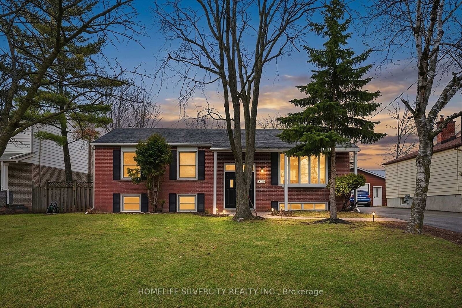 Property Photo: 578 Trafford Crescent ON L6L 3T3