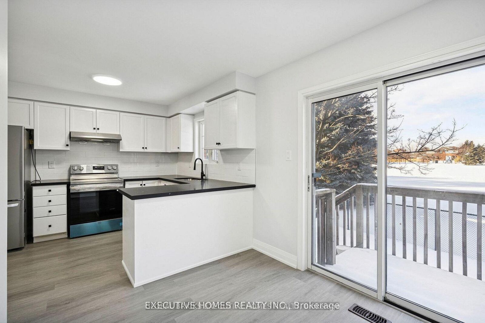Property Photo: 2665 Thomas Street 60 ON L5M 6G6