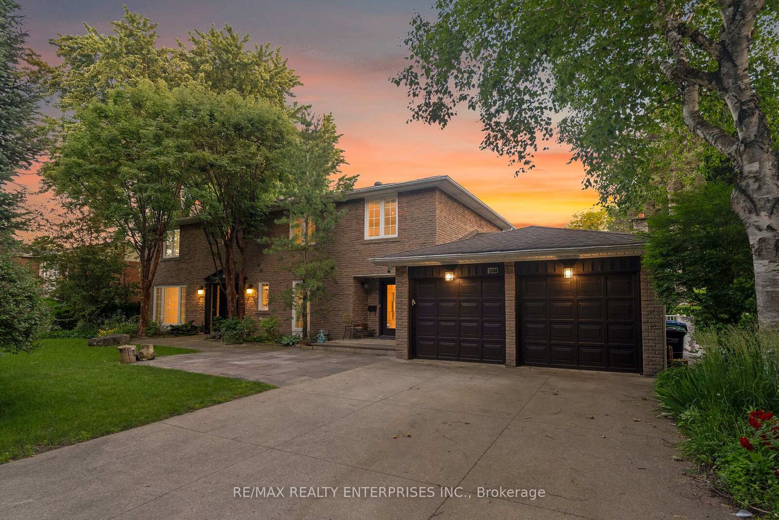Property Photo: 2084 Obeck Crescent ON L5H 3L7