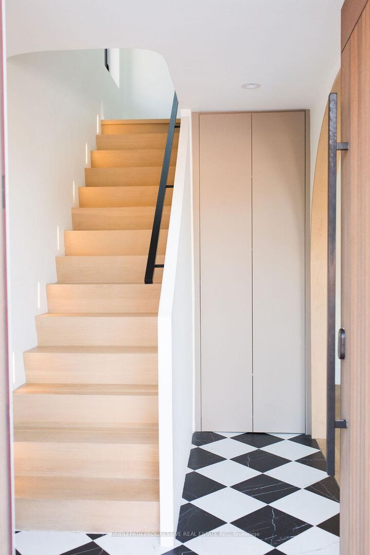 Property Photo:  127 Glenvale Boulevard  ON M4G 2W1 