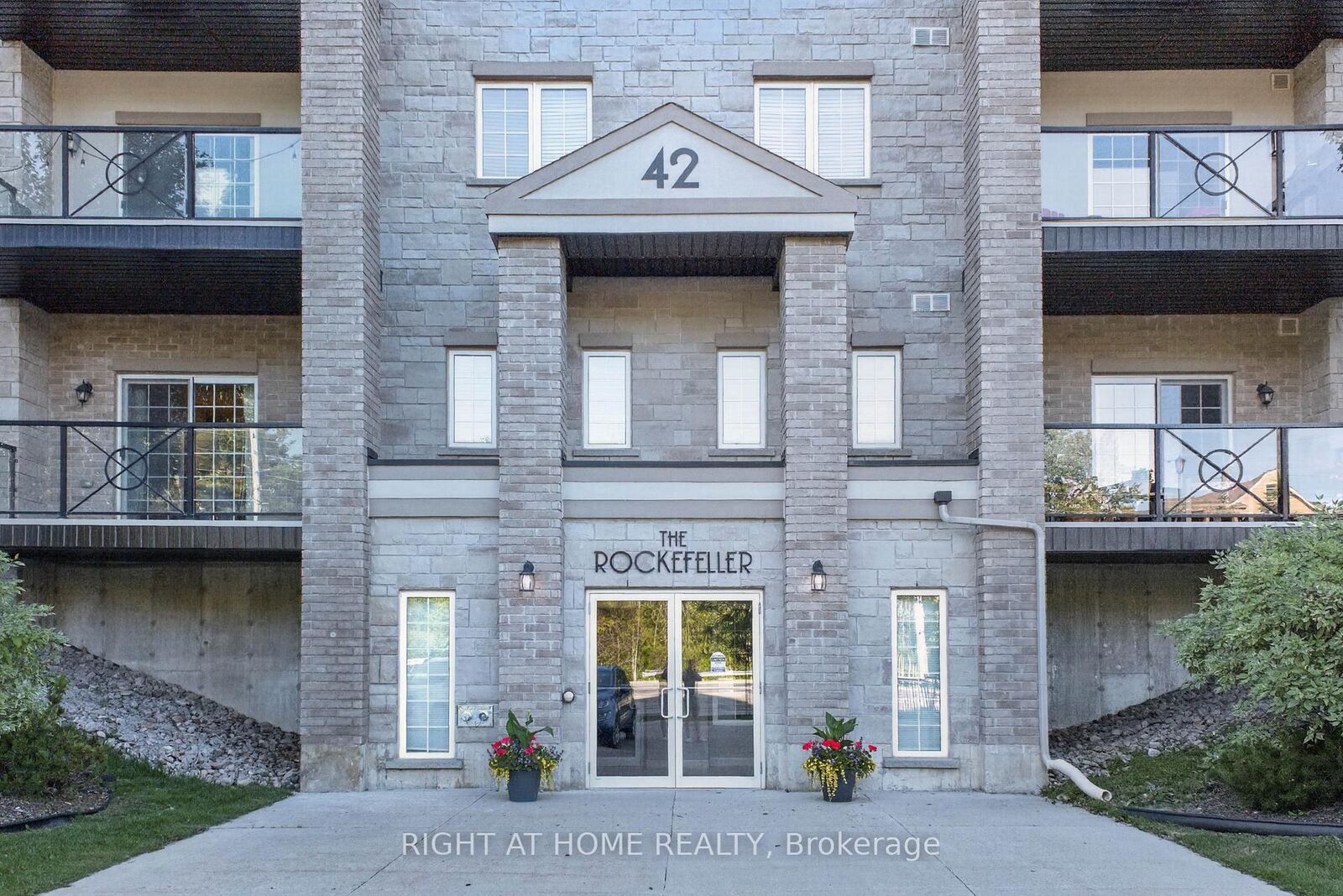 Property Photo:  42 Ferndale Drive S 111  ON L4N 2M5 