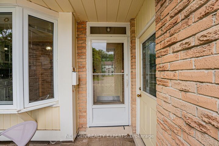 Property Photo:  1 Wolverton Crescent  ON L6S 3L1 