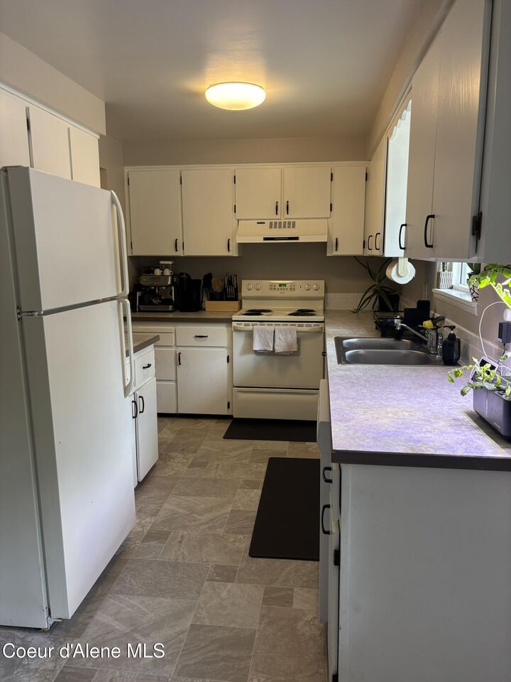 Property Photo:  1637/1639 E Stiner Ave  ID 83815 