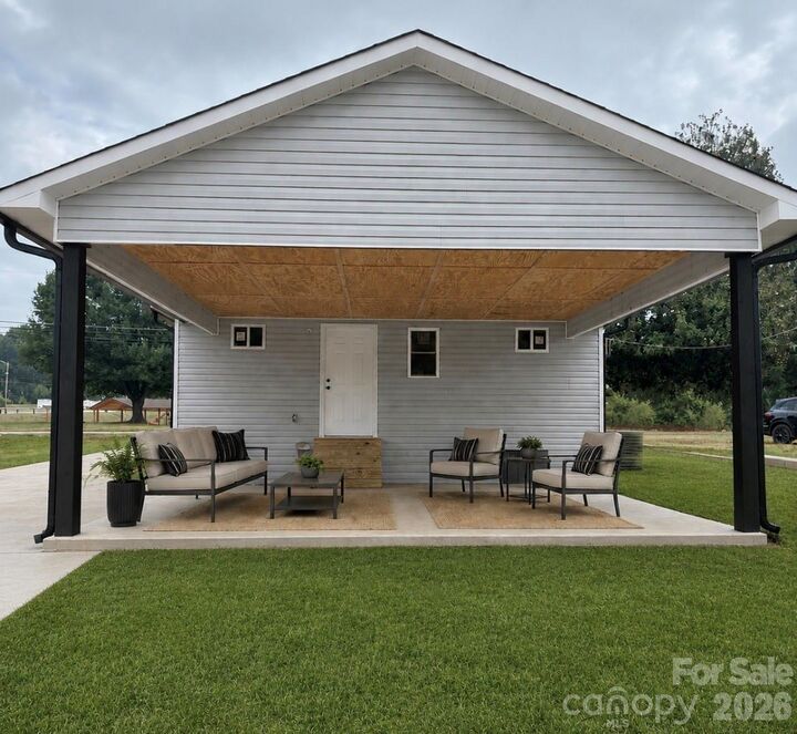 Property Photo: 1810 E Greenbriar Road NC 28677