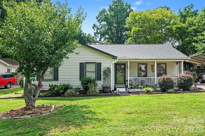 Property Photo: 1600 Teddington Drive NC 28214