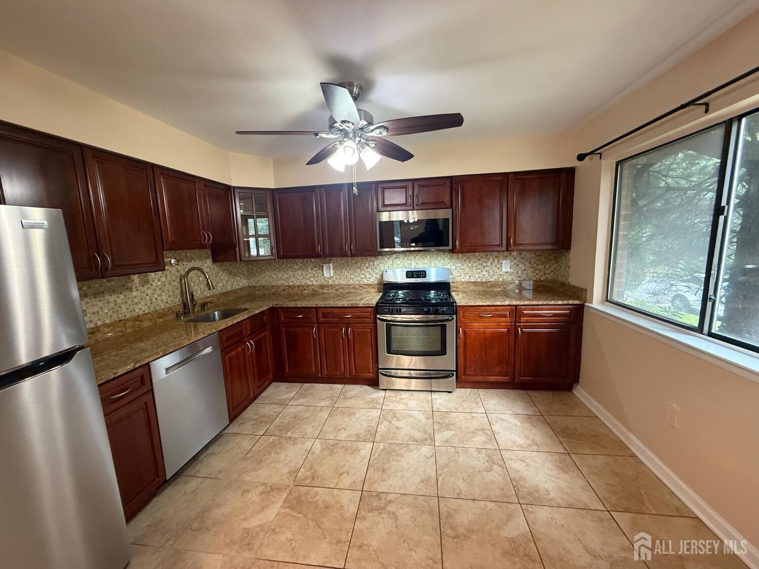 Property Photo:  1302 Edison Glen Terrace  NJ 08837 