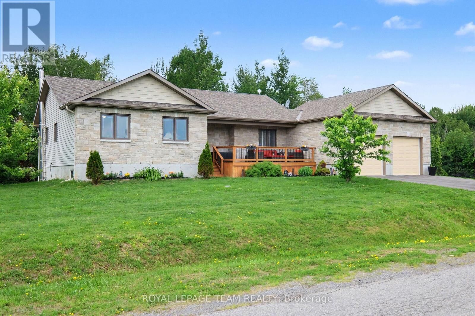 Property Photo: 265 Starlight Place ON K0A 1B0