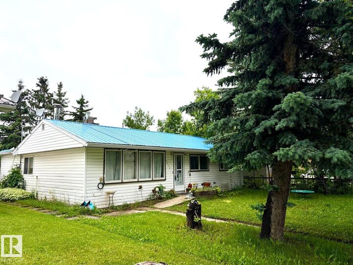Property Photo:  5012 48 Street  AB T0C 2T0 