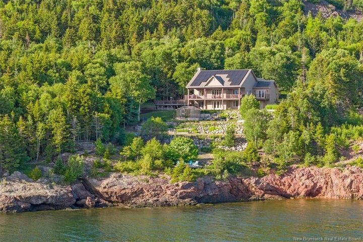 540 Shore Road — photo 1