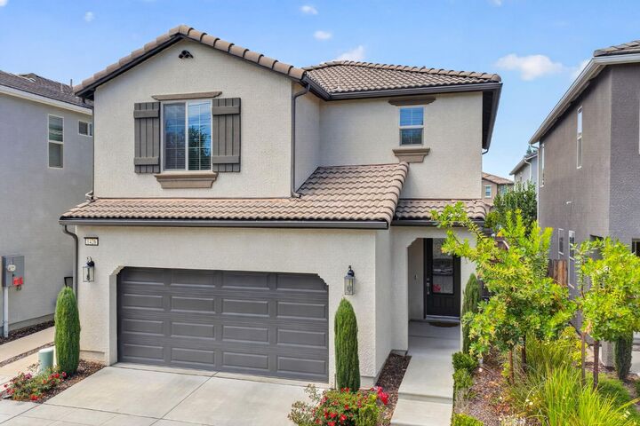 Property Photo:  1426 E Via Dorata Way  CA 93730 