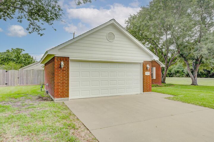 Property Photo: 1140 Thomas Drive TX 77515