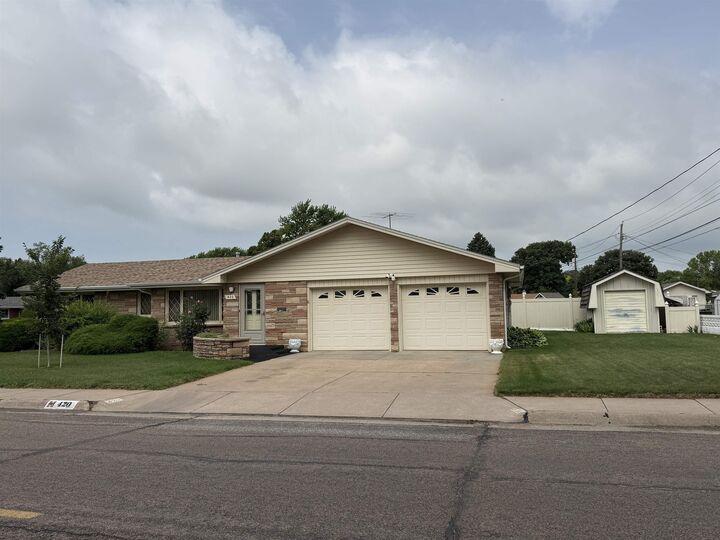 Property Photo: 420 S Carr NE 69101