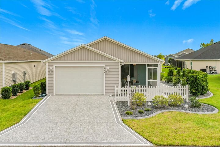 Property Photo:  1758 Yvonia Court  FL 34762 