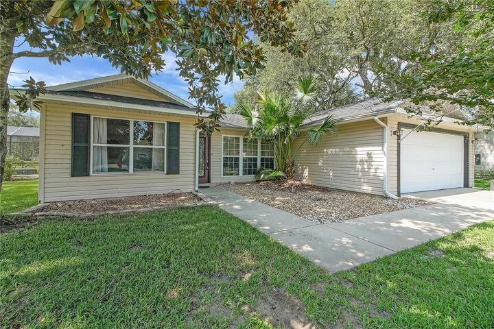 Property Photo: 1204 Oak Hammock Lane FL 32159