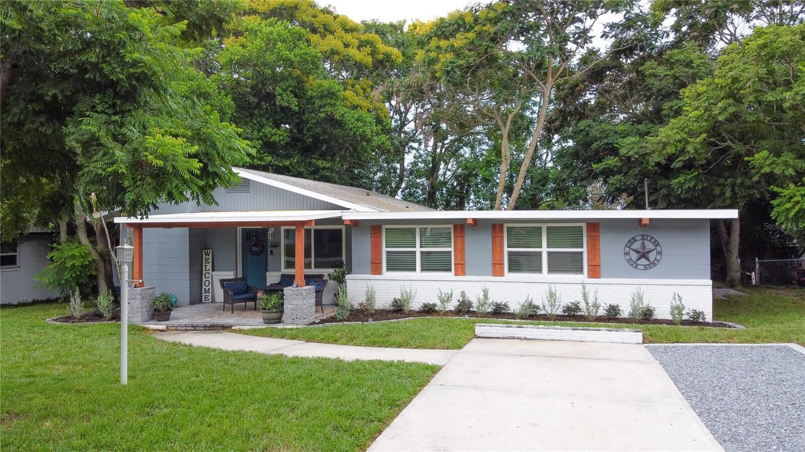 Property Photo: 1022 S Tower Lane FL 33853