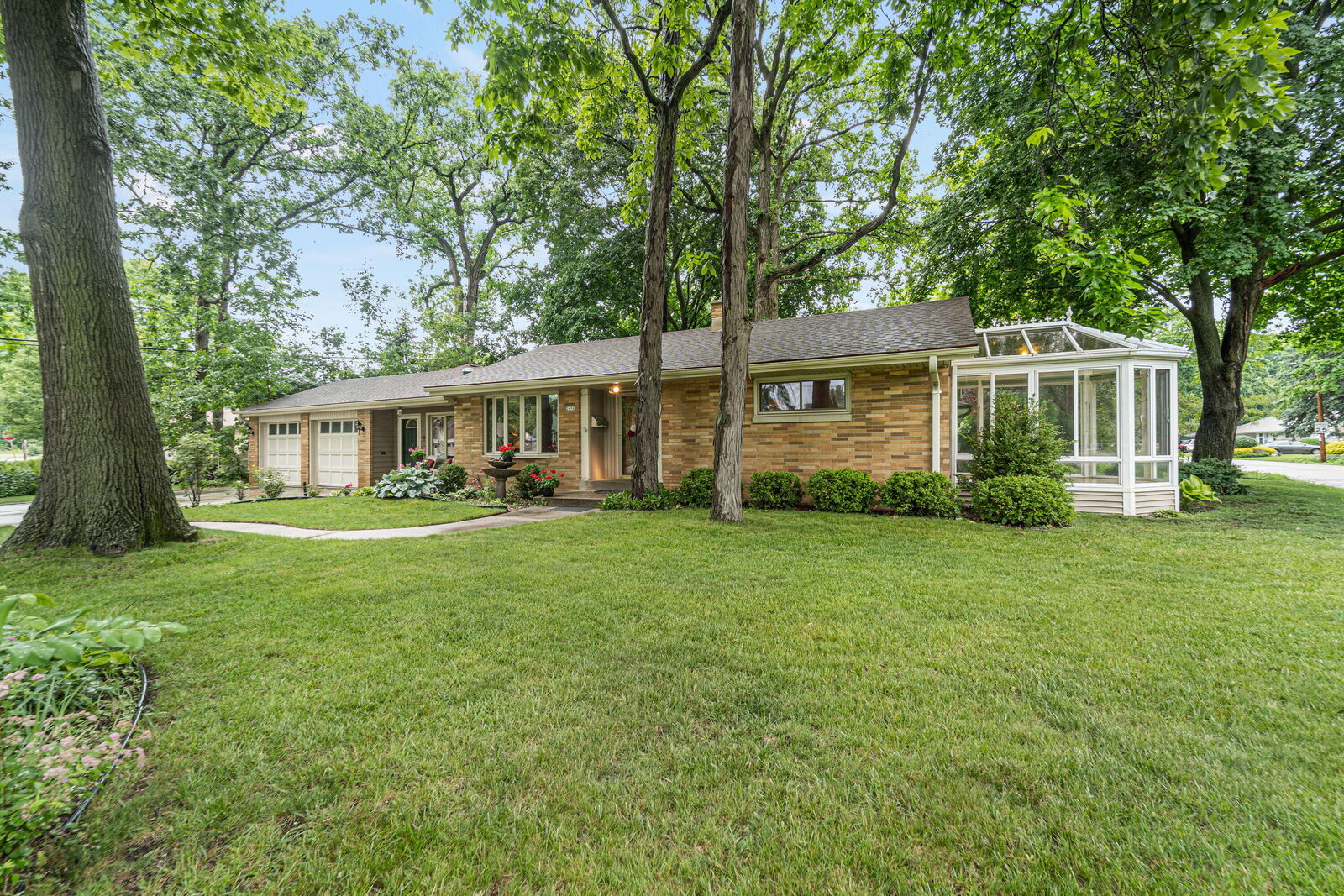 Property Photo:  2450 W Wingate Ave  WI 53209 