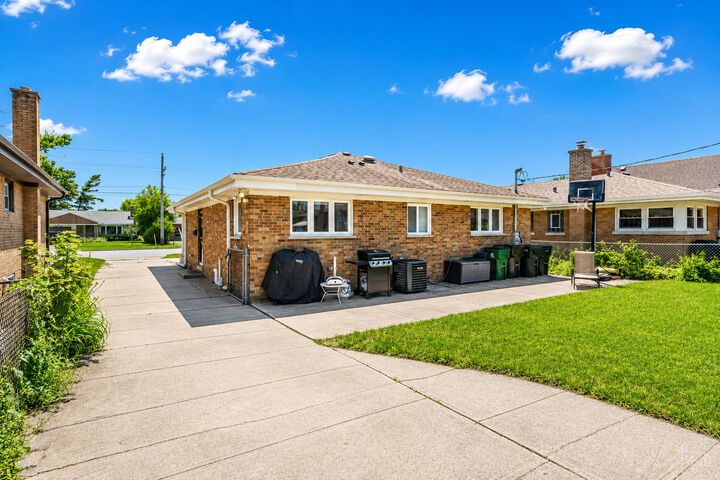 Property Photo:  1604 Oakton Street  IL 60068 
