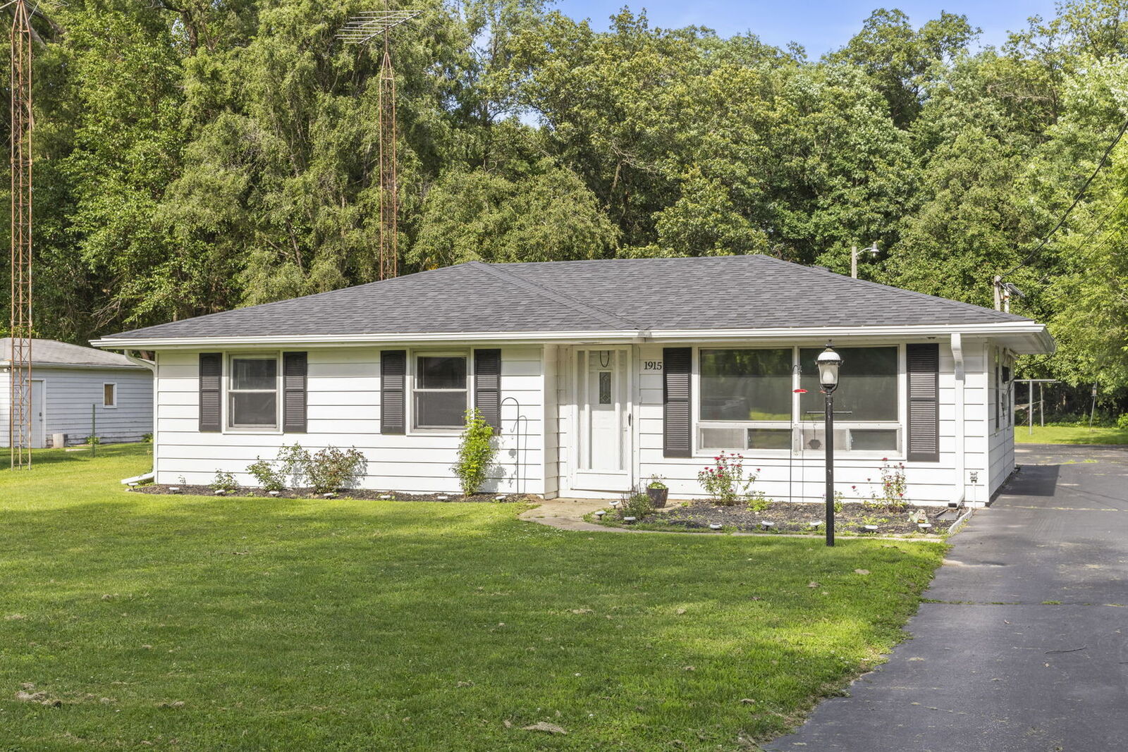 Property Photo: 1915 Roberts Street IL 60481