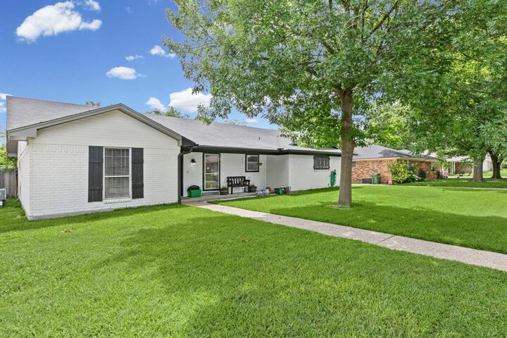 Property Photo: 224 Crockett TX 76643