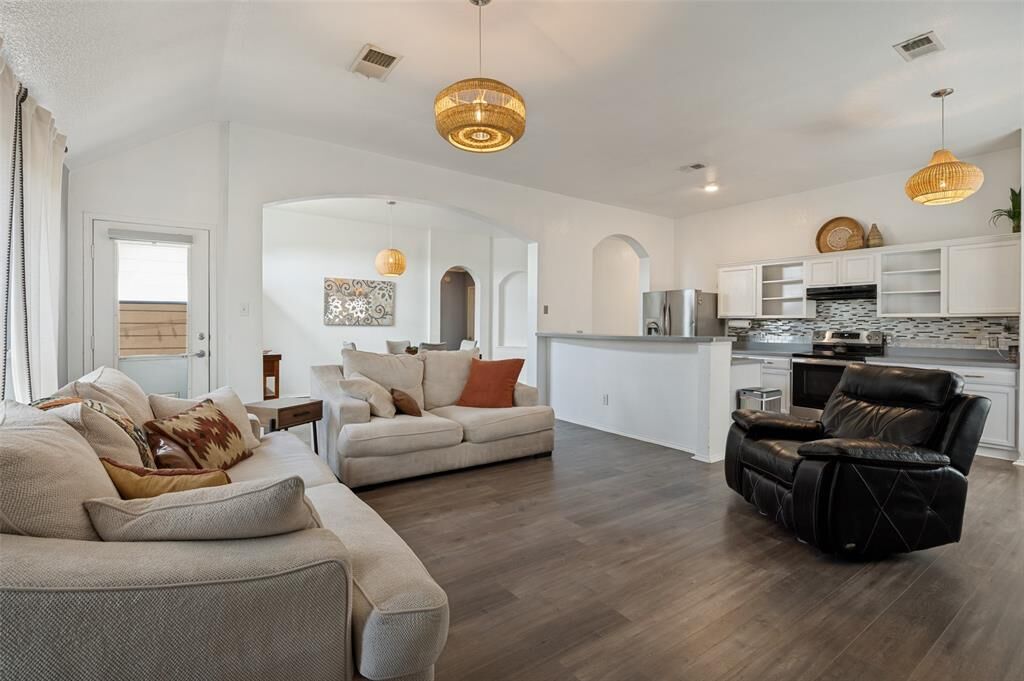 Property Photo:  902 Cutting Horse Drive  TX 76063 