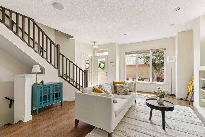 Property Photo: 1932 35 Street SW 2 AB T3E 2X3