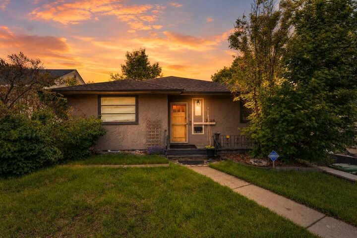 2128 17 Avenue SW — photo 1