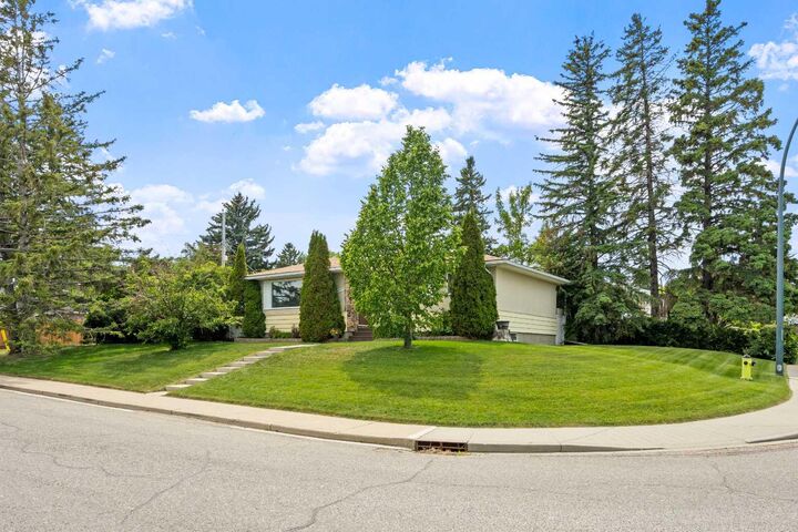 Property Photo: 6215 Thorncliffe Drive NW AB T2K 3A6