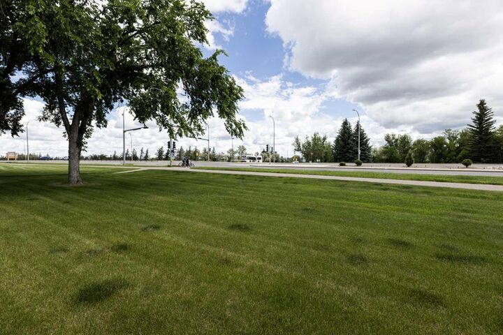 Property Photo:  5 Acadia Road W 24  AB T1K 4C1 
