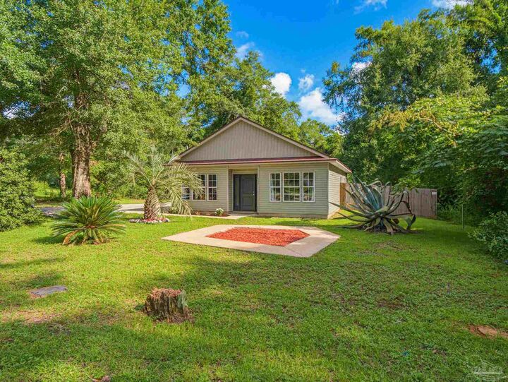 Property Photo:  552 Cedar Tree Ln  FL 32533 