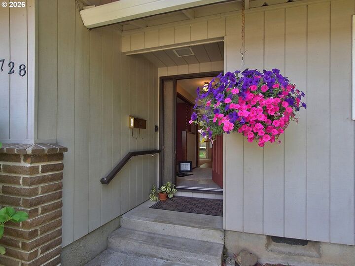 Property Photo:  1728 NE 19th St  OR 97128 