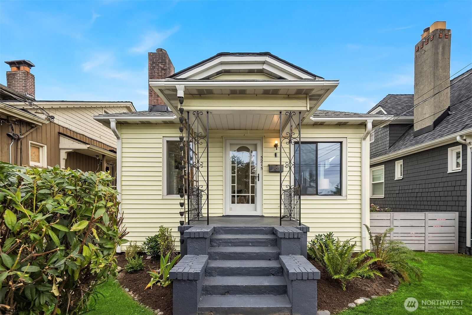 Property Photo:  5215  Latona Avenue NE  WA 98105 