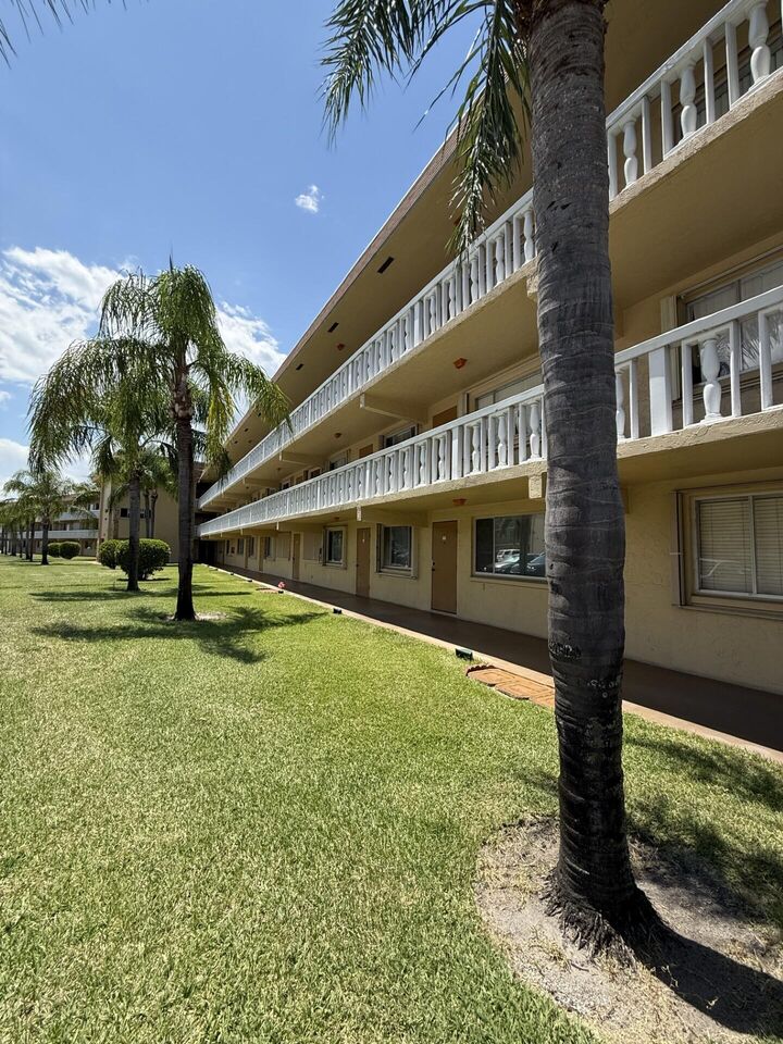 Property Photo:  600 Village Green Court 121  FL 33461 
