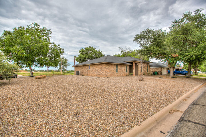 Property Photo:  1806 Kansas Avenue  TX 76904 