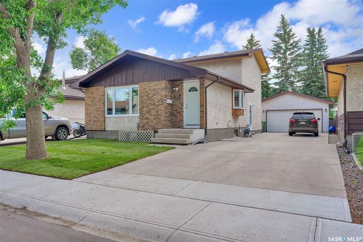 Property Photo:  785 Bard Crescent N  SK S4X 2L1 