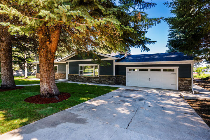 Property Photo:  1039 E 2nd Avenue  WY 82801 