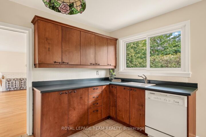 Property Photo:  2046 Dorval Avenue  ON K1G 2N8 