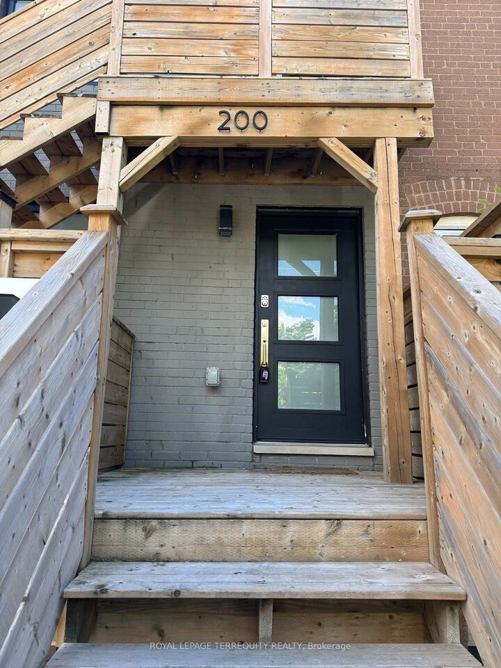Property Photo:  200 Munro Street 2  ON M4M 2C2 