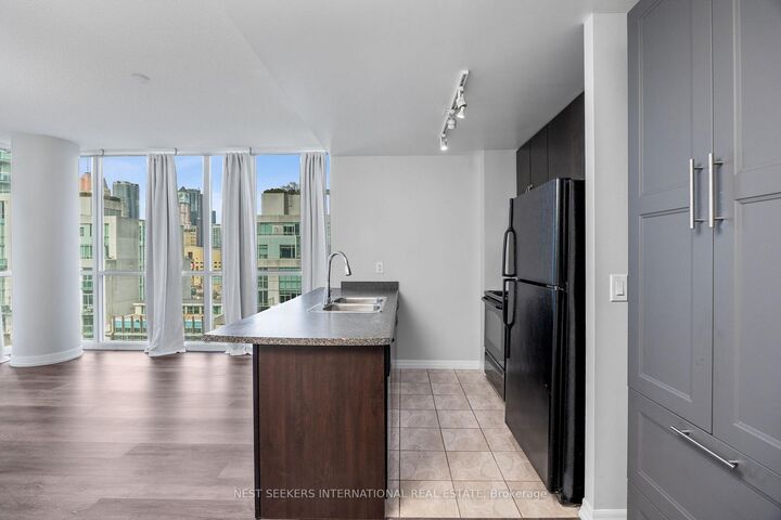 Property Photo:  223 Webb Drive 911  ON L5B 0E8 