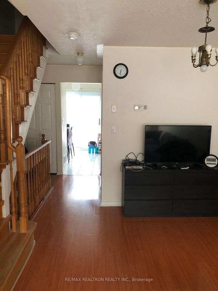 Property Photo: 28 Rosebank Drive 612 ON M1B 5Z1