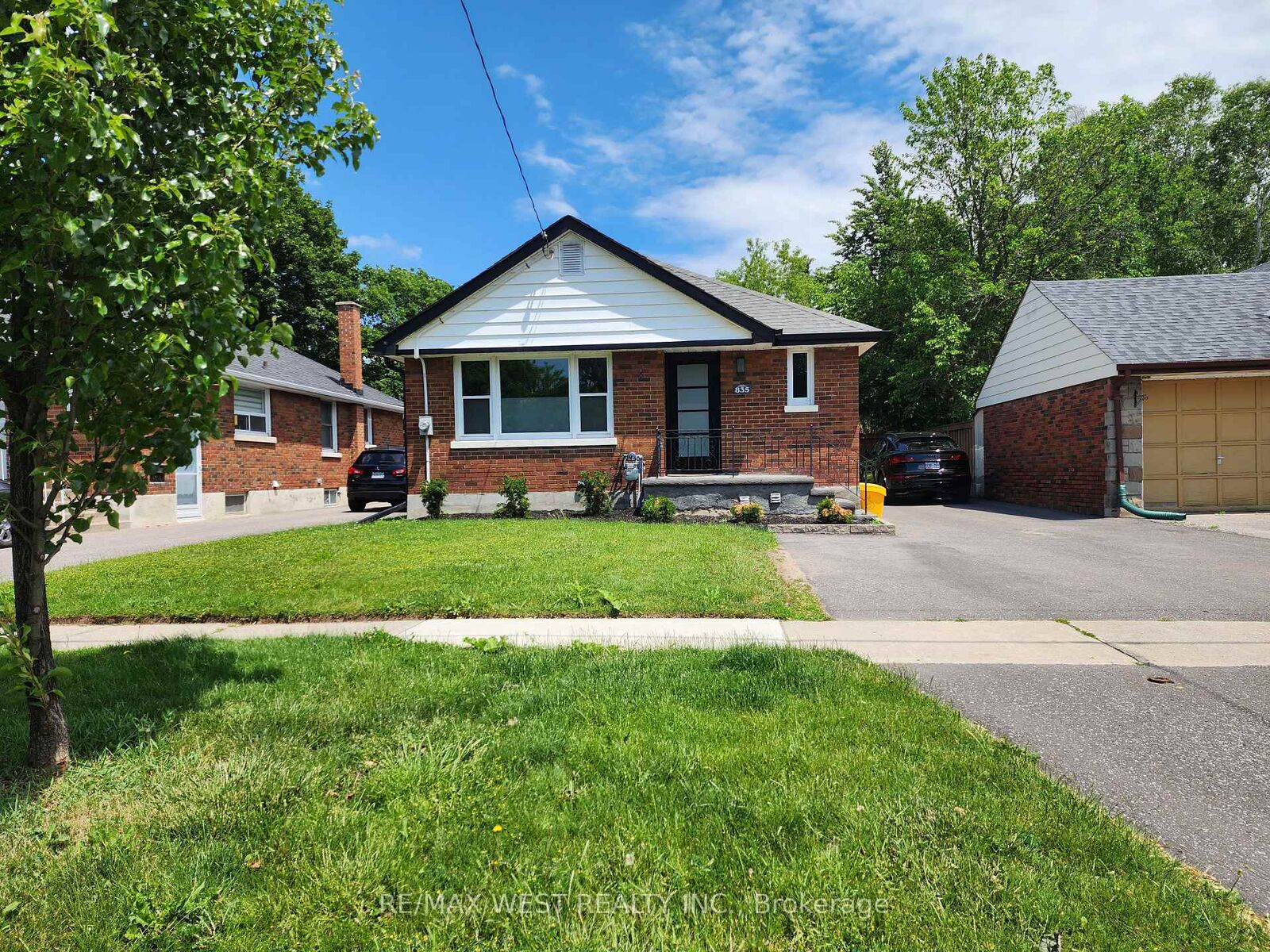 Property Photo:  835 Hortop Street Main  ON L1G 4N8 