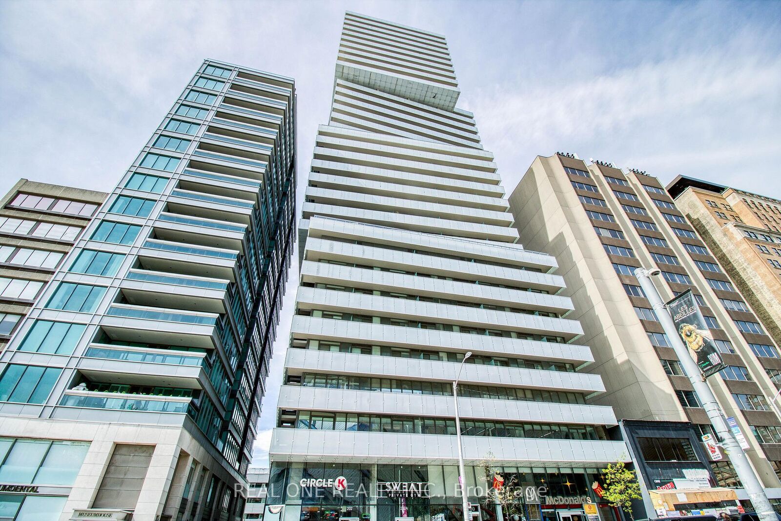 Property Photo:  200 Bloor Street W 3104  ON M5S 0B1 