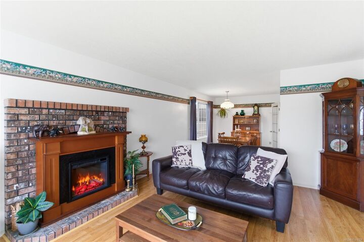 Property Photo: 702 Forsyth Ave BC V9P 1E7