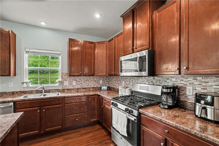 Property Photo:  370 Greene Dr  PA 15025 