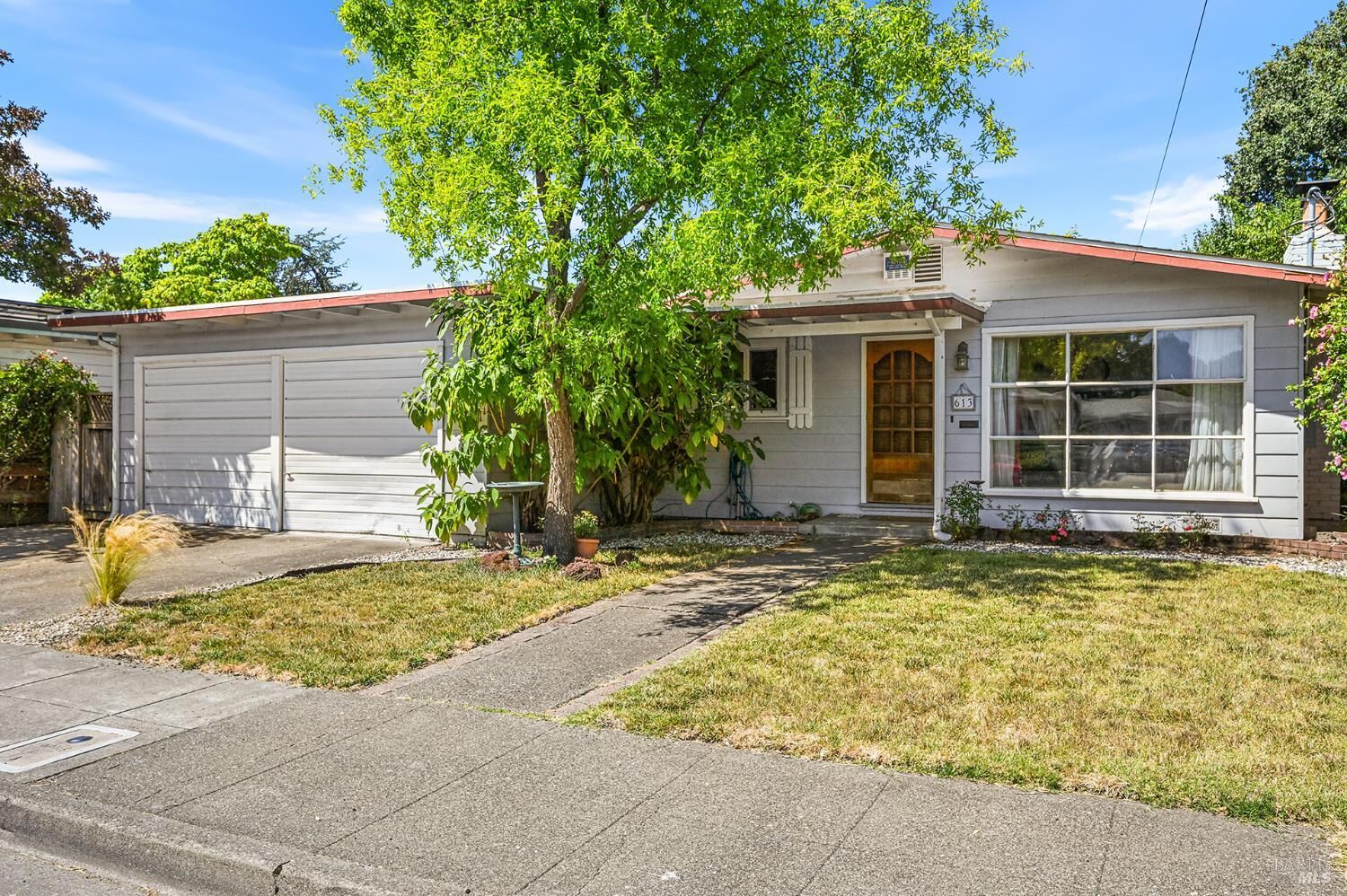 Property Photo:  613 Ashbury Avenue  CA 95404 