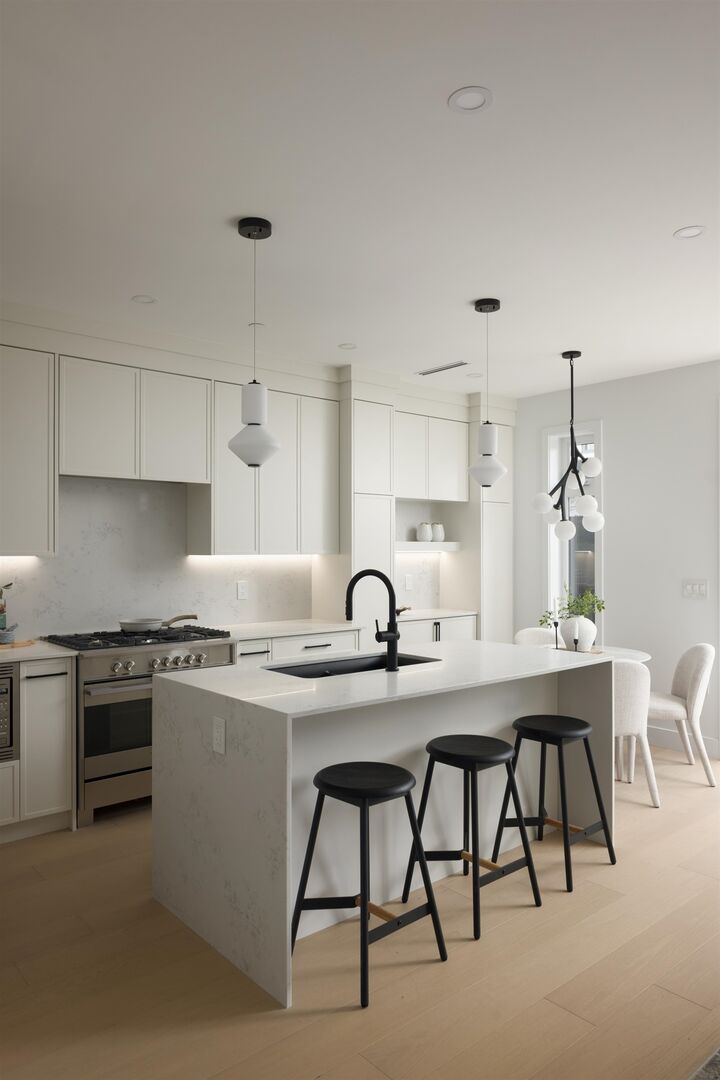 Property Photo: 419 W 23rd Avenue 4 BC V5Y 2H5