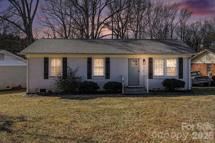 Property Photo: 727 Thera Drive NC 28206